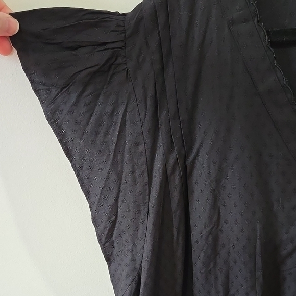 Black Sundress with Flutter Sleeves and V-Neck for Casual Occasions - Picture 4 of 7